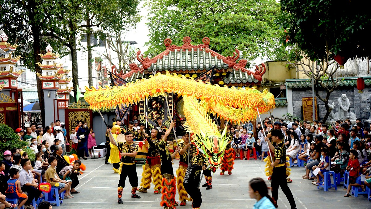 Chùa Huệ Hương tổ chức chương trình “Vui Tết Trung Thu – Đêm Hội Trăng Rằm” tặng quà đến các cháu thiếu nhi