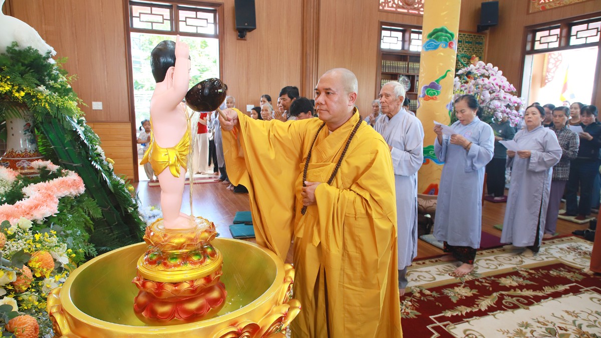 Chùa Huệ Hương trang nghiêm lễ tắm Phật nhân Đại lễ Phật đản PL.2569 – DL.2025