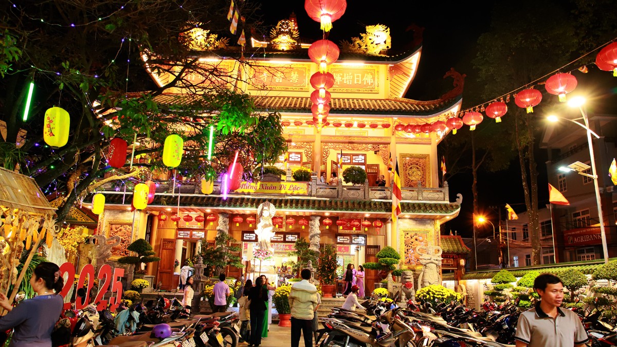 Đêm lễ Thượng Nguyên tại chùa Huệ Hương Tp. Kon Tum