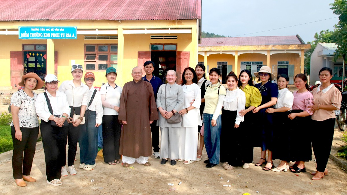 Thượng tọa Thích Vạn Nhơn trao quà cho học sinh tại huyện Đăk Hà Thượng tọa Thích Vạn Nhơn trao quà cho học sinh tại huyện Đăk Hà