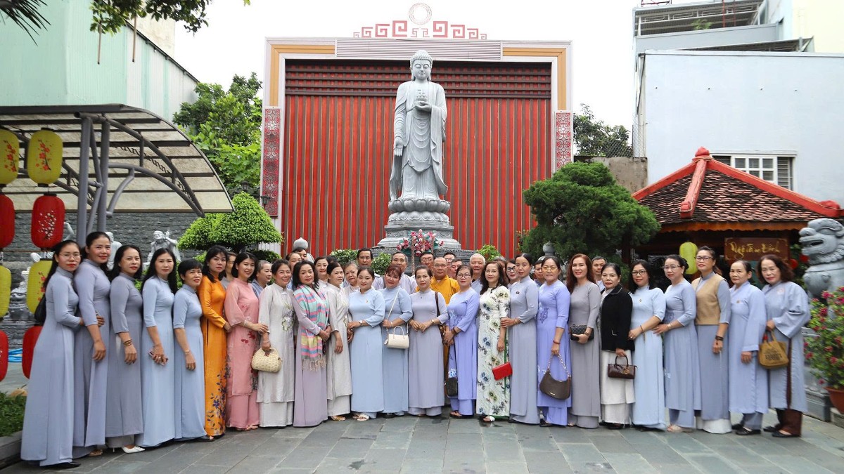 Đạo tràng Phật tử chùa Huệ Hương cúng dường trường hạ chùa Huệ Chiếu và chùa Pháp Hoa