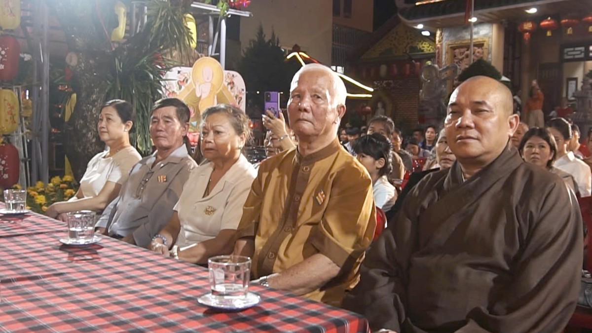 Chùa Huệ Hương tổ chức đêm văn nghệ Mừng Khánh Đản PL.2570