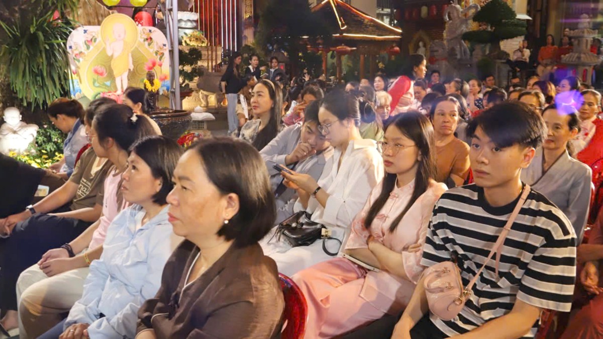 Chùa Huệ Hương tổ chức đêm văn nghệ Mừng Khánh Đản PL.2570