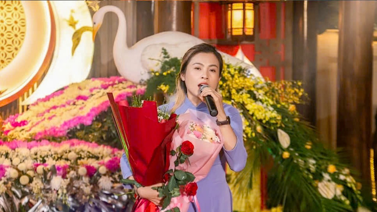 Tiết mục biểu diễn trong đêm văn nghệ Mừng Khánh Đản tại chùa Huệ Hương