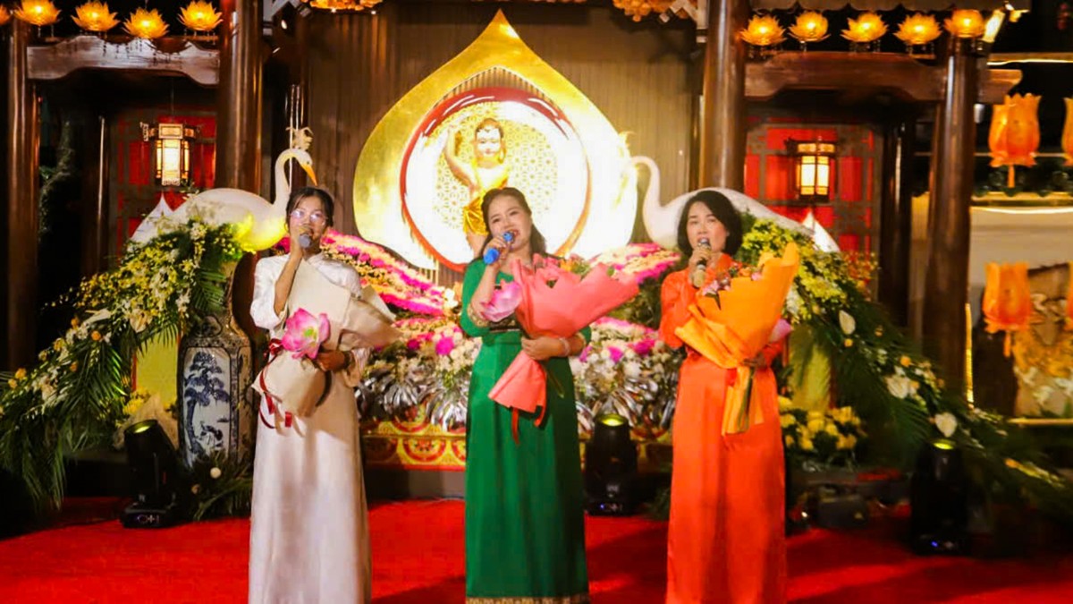 Tiết mục biểu diễn trong đêm văn nghệ Mừng Khánh Đản tại chùa Huệ Hương
