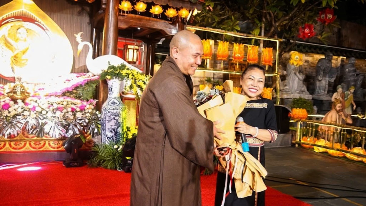 Tiết mục biểu diễn trong đêm văn nghệ Mừng Khánh Đản tại chùa Huệ Hương