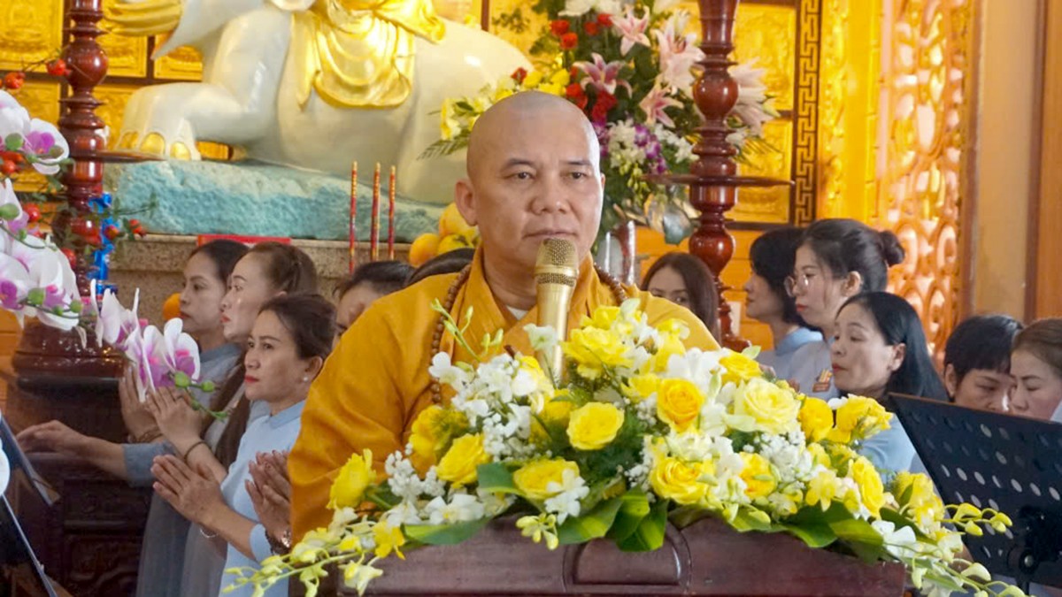 Thượng tọa Thích Vạn Nhơn chia sẻ pháp thoại tại Đại lễ Phật đản