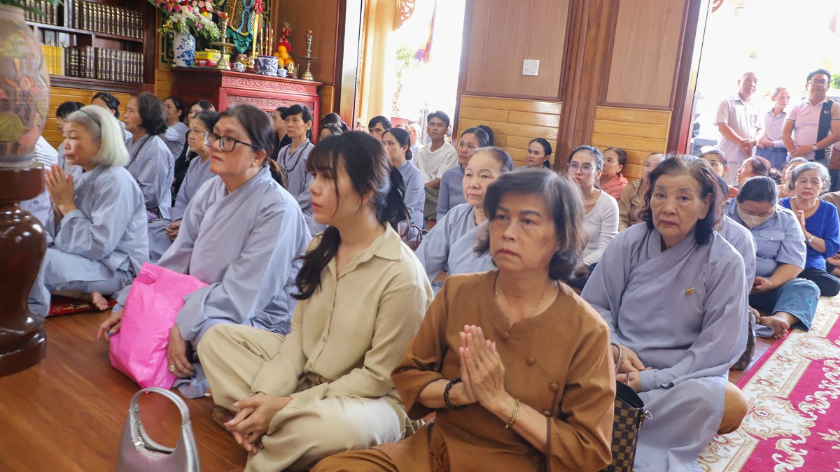 Chư Tôn đức niêm hương bạch Phật và tụng kinh Khánh đản