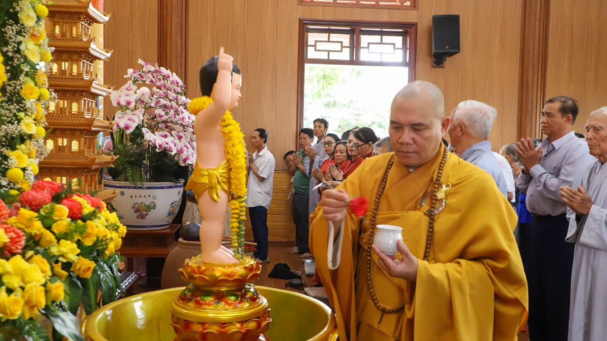 Phật tử thành kính thực hiện nghi thức Tắm Phật tại chùa Huệ Hương