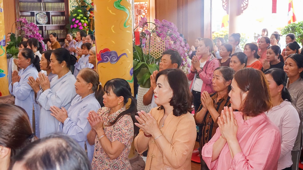 Nghi thức cầu an tại chùa Huệ Hương