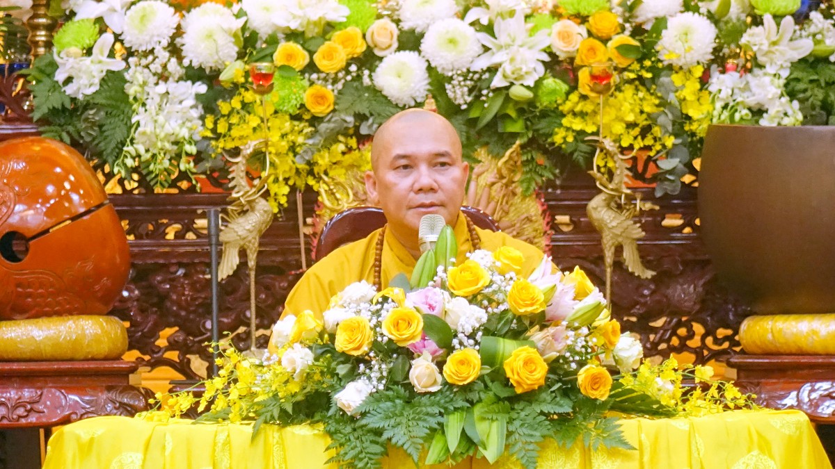 Thượng tọa Thích Vạn Nhơn thuyết pháp tại chùa Huệ Hương
