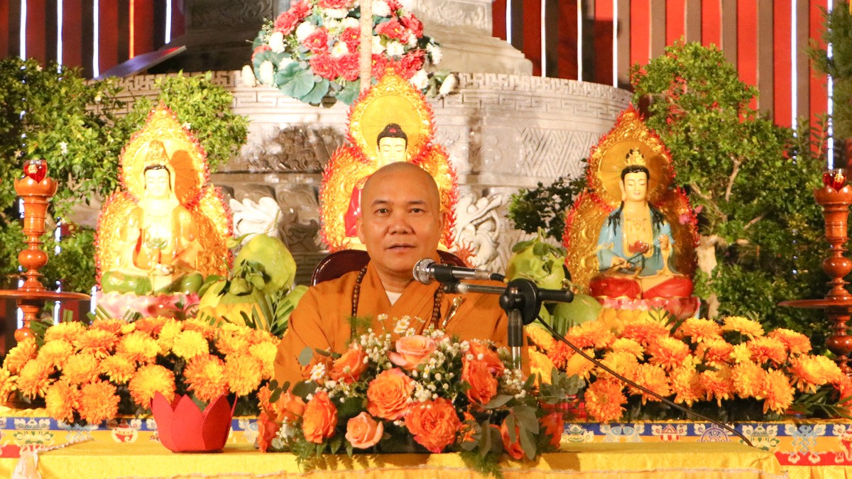 Thượng tọa Thích Vạn Nhơn chứng minh buổi lễ