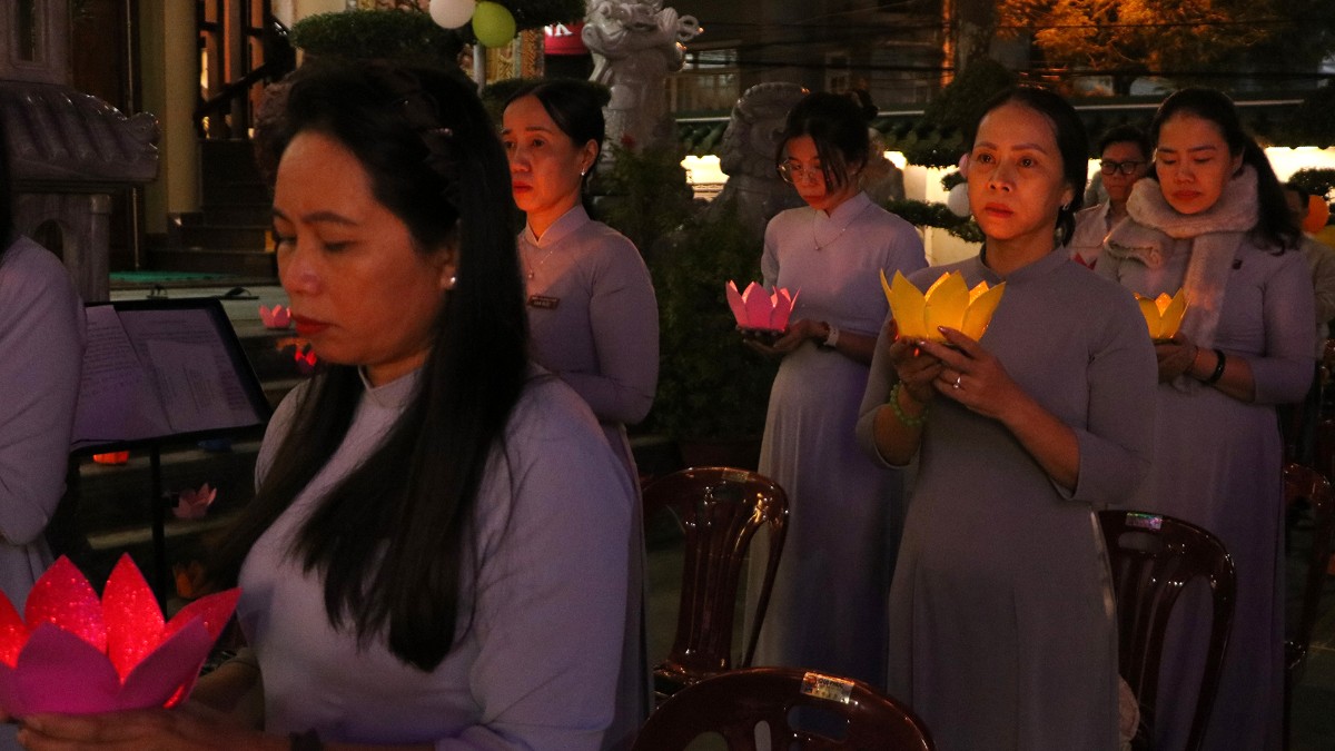Nghi thức dâng hoa đăng Khánh vía Đức Phật A Di Đà
