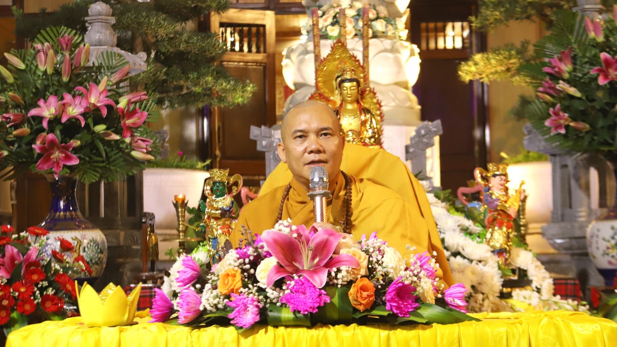 Thượng tọa Thích Vạn Nhơn thuyết giảng tại chùa Huệ Hương