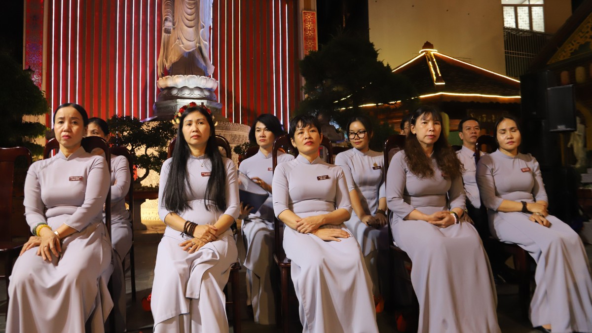 Phật tử chăm chú lắng nghe pháp thoại tại chùa Huệ Hương