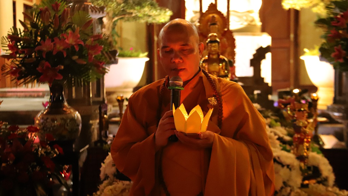 Phật tử thành kính dâng nến tri ân Bồ Tát Quán Thế Âm