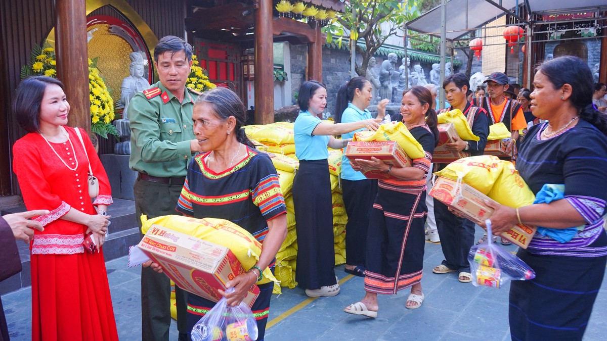 Chùa Huệ Hương trao quà từ thiện cho bà con khó khăn