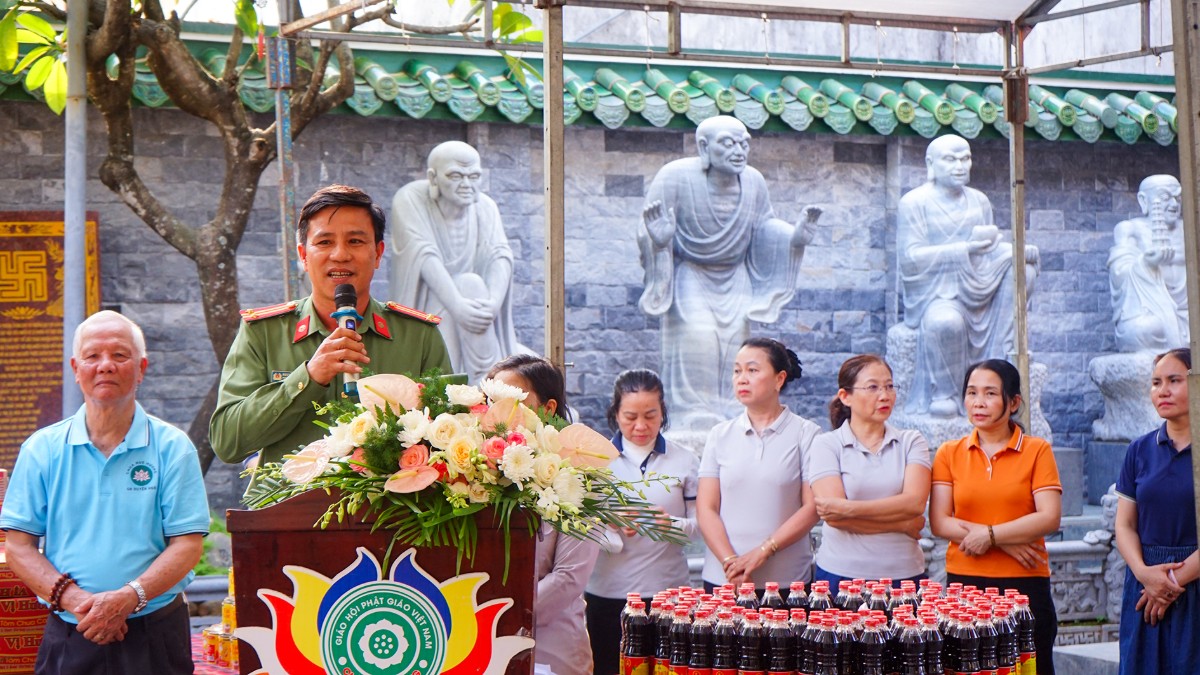 Đại biểu phát biểu tại chương trình trao quà từ thiện
