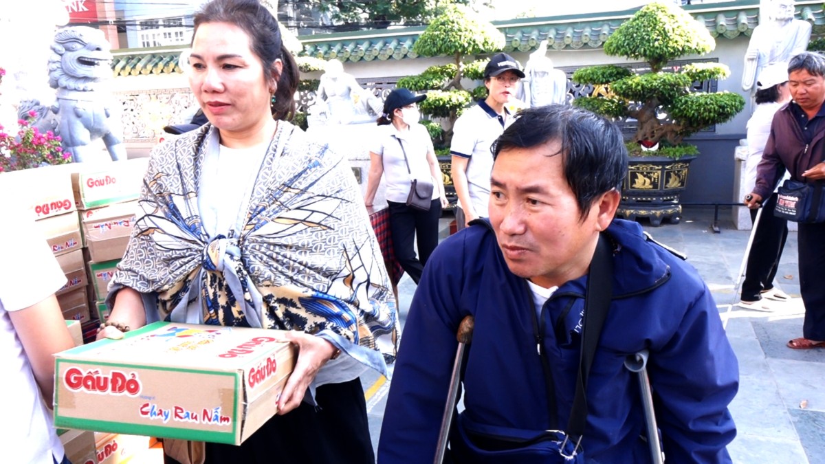 Niềm vui của bà con khi nhận quà Tết