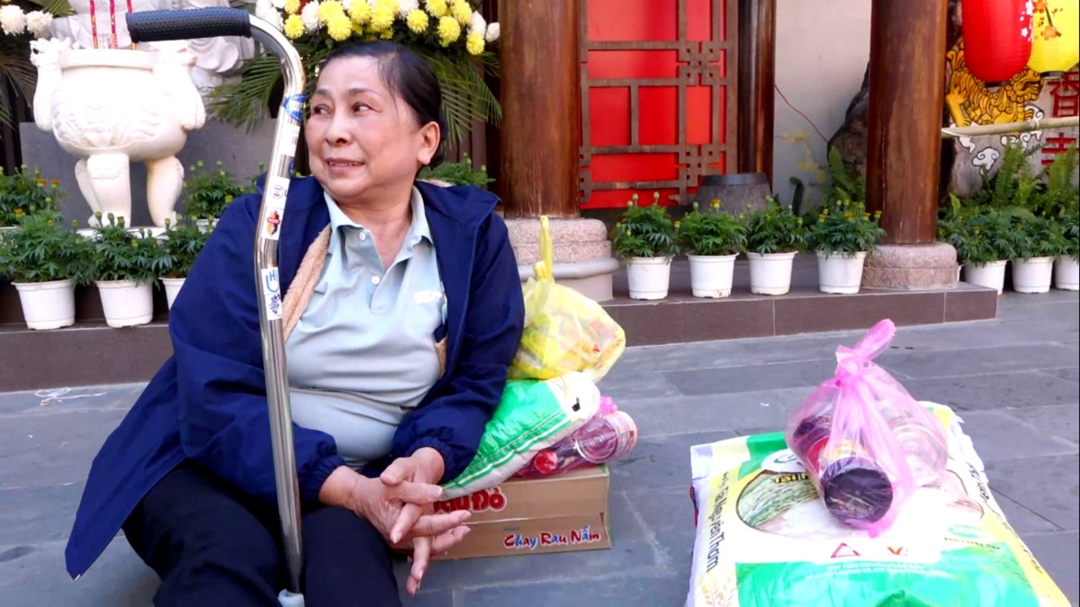 Niềm vui của bà con khi nhận quà Tết