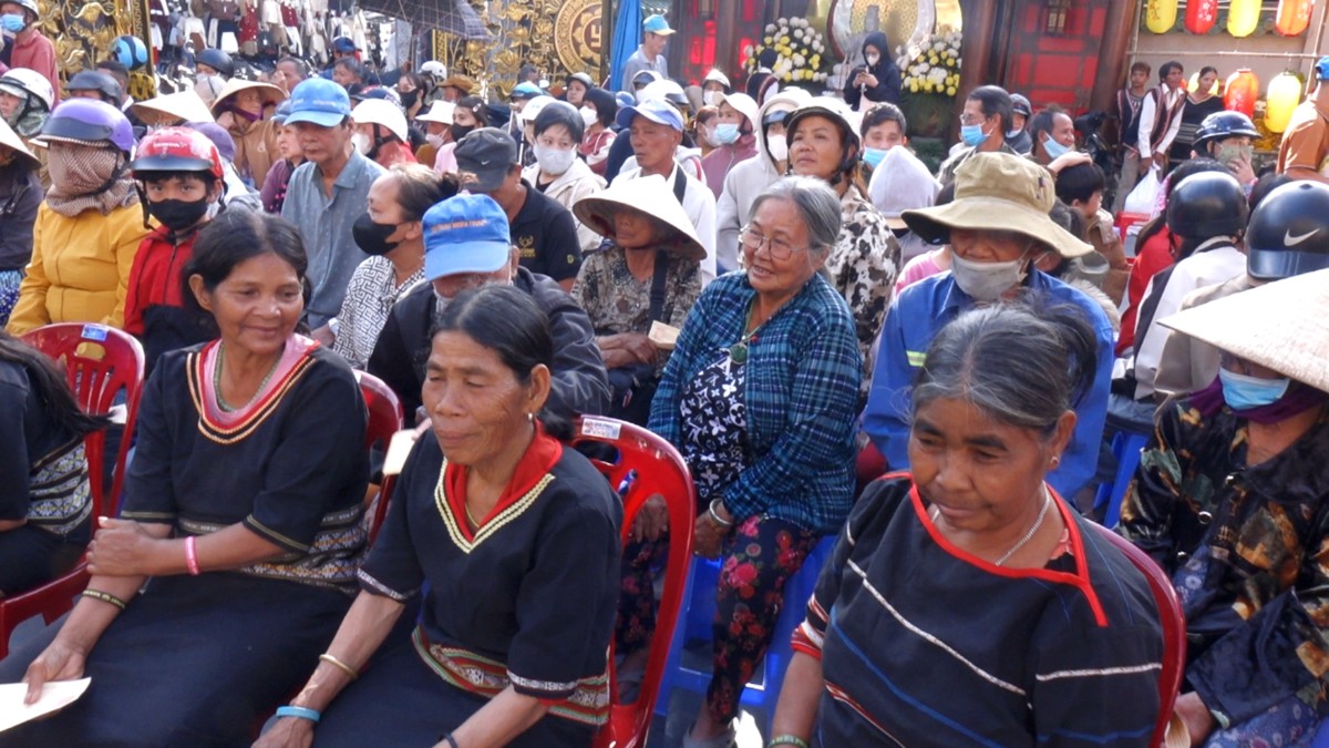 Không khí trao quà Tết đầy nghĩa tình tại chùa Huệ Hương