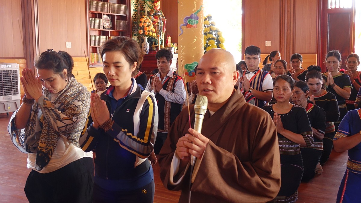 Trao quà Tết tại chùa Huệ Hương