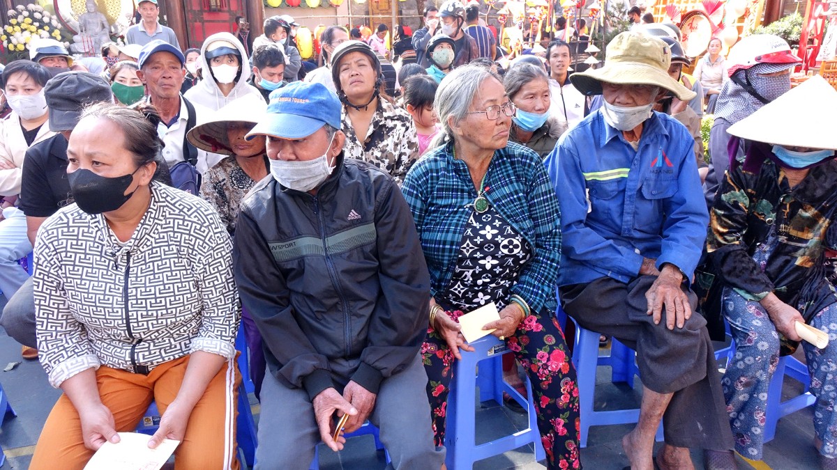 Niềm vui của bà con khi nhận quà Tết