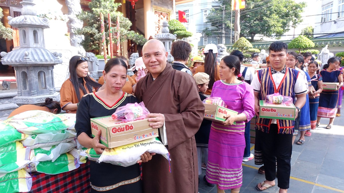 Thượng tọa Thích Vạn Nhơn trao quà Tết cho bà con tại chùa Huệ Hương