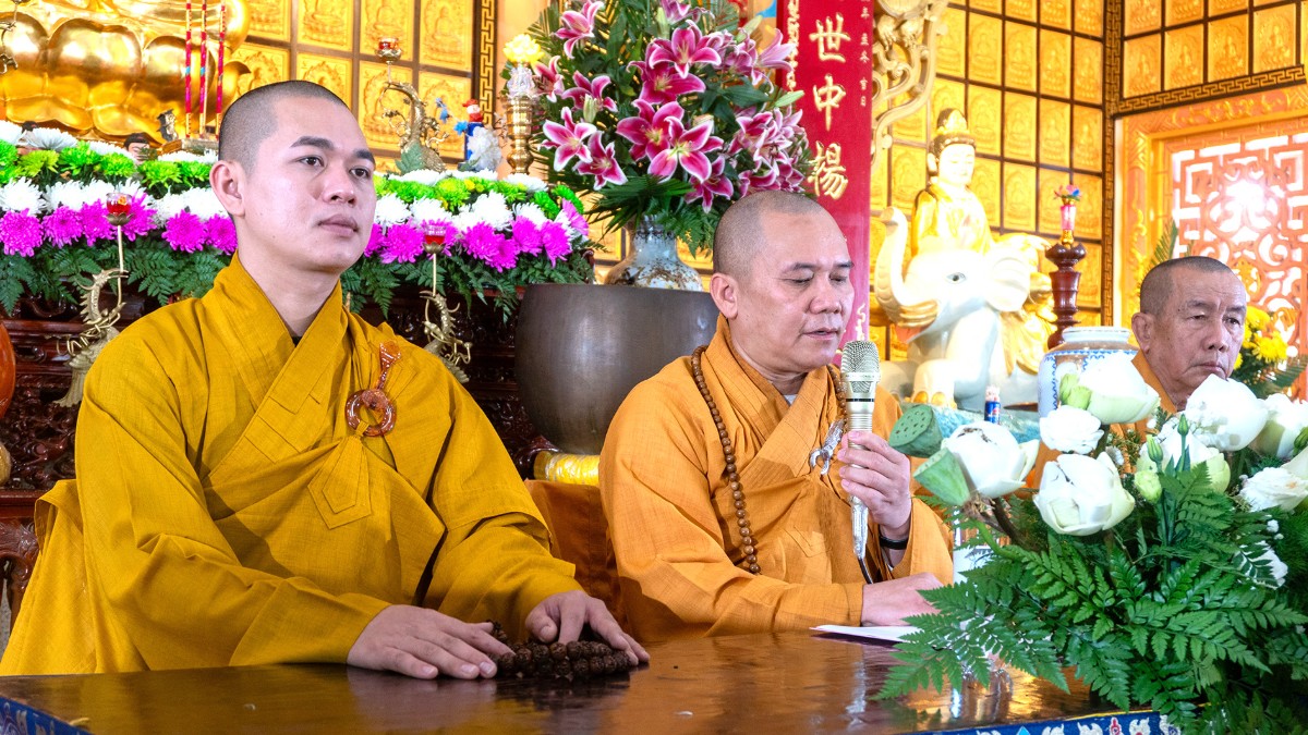 Thượng tọa Thích Vạn Nhơn ban đạo từ