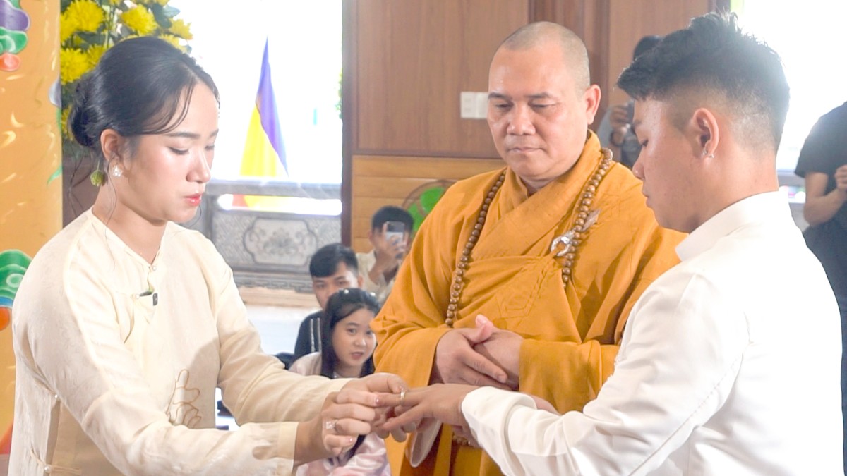 Đôi tân lang tân nương trao nhẫn cưới trước Tam bảo