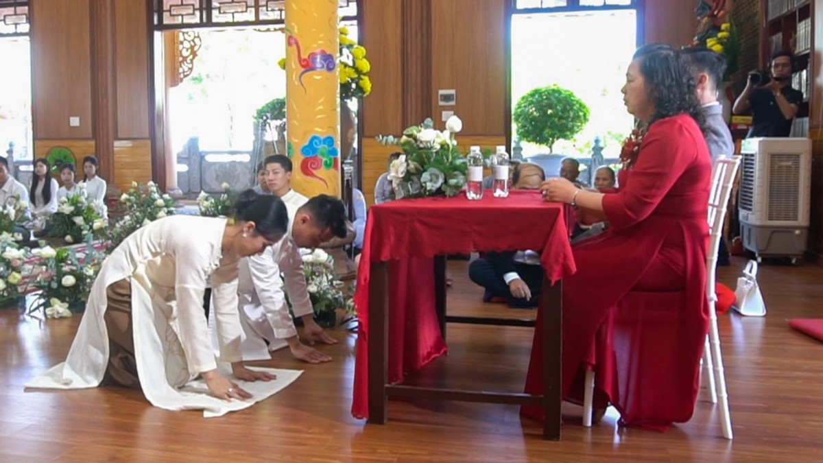 Đôi tân lang tân nương lạy tạ tứ thân phụ mẫu