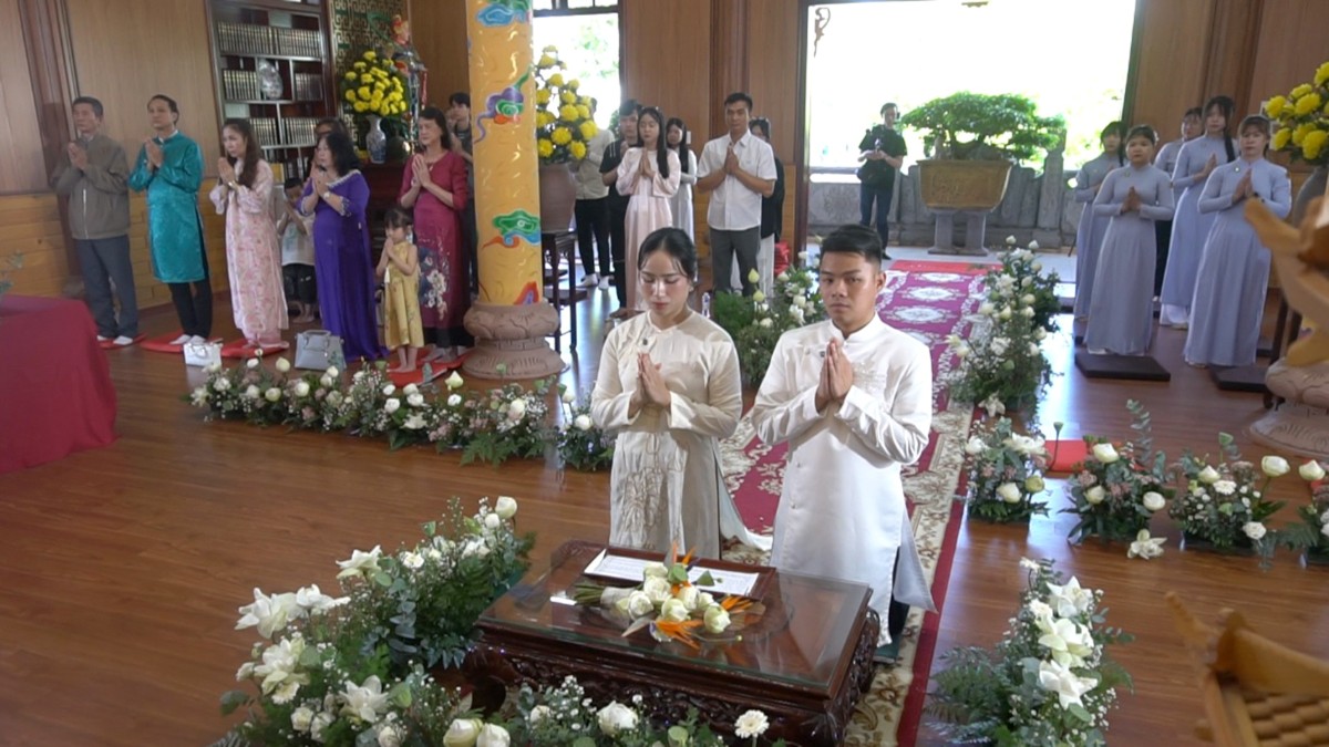Chư Tôn đức niêm hương bạch Phật trong lễ hằng thuận