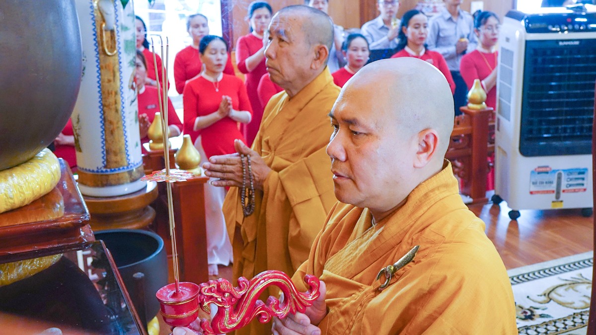 Thượng tọa Thích Vạn Nhơn chứng minh lễ Hằng thuận