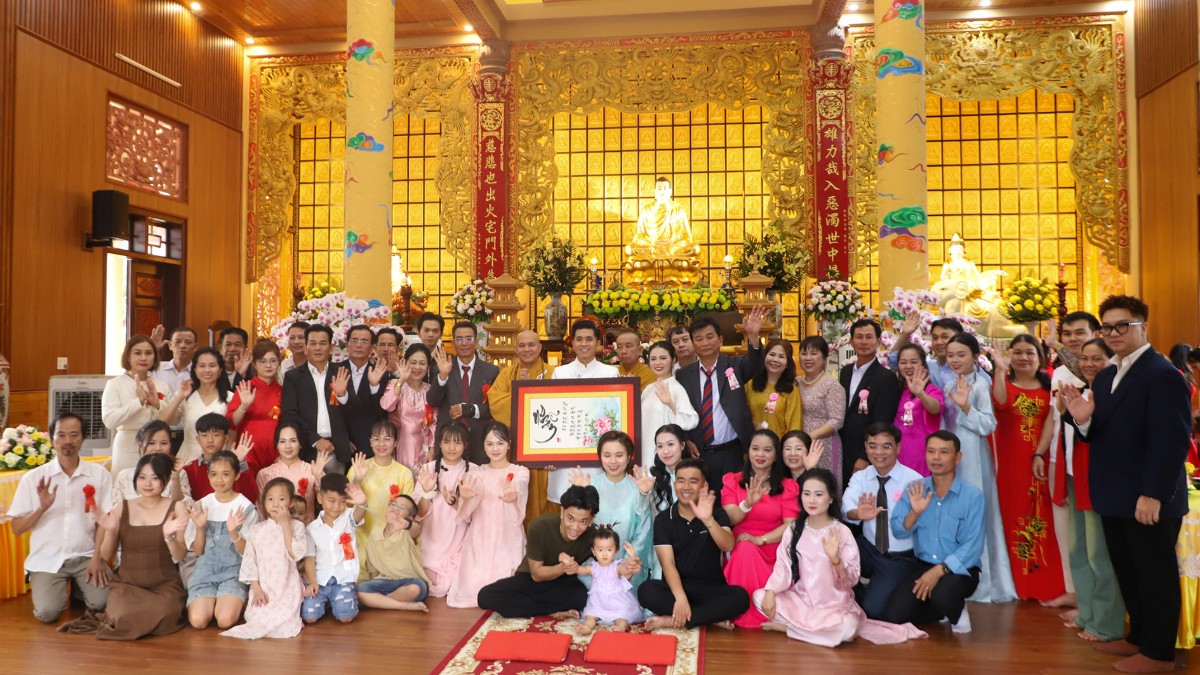 Chụp hình lưu niệm sau lễ Hằng thuận
