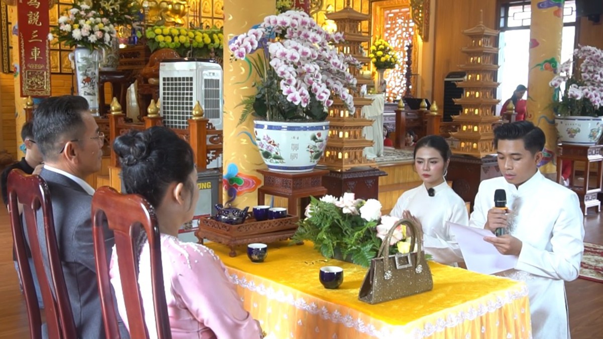 Đôi tân lang tân nương dâng trà tri ân cha mẹ