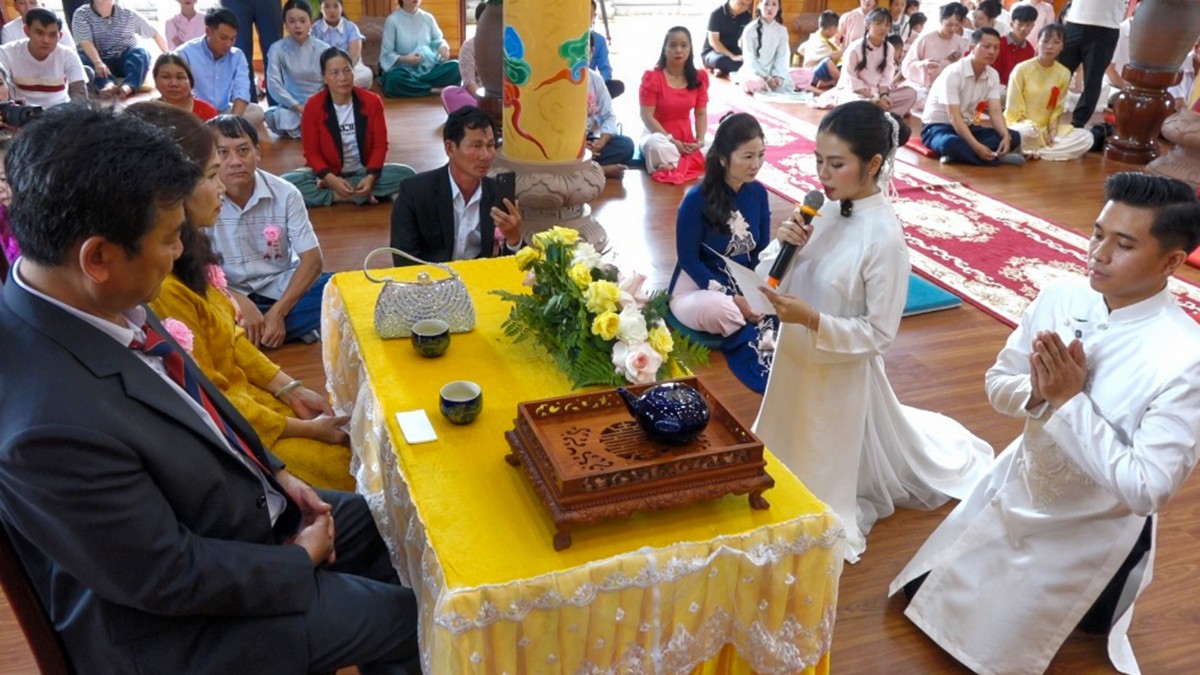 Đôi tân lang tân nương dâng trà tri ân cha mẹ