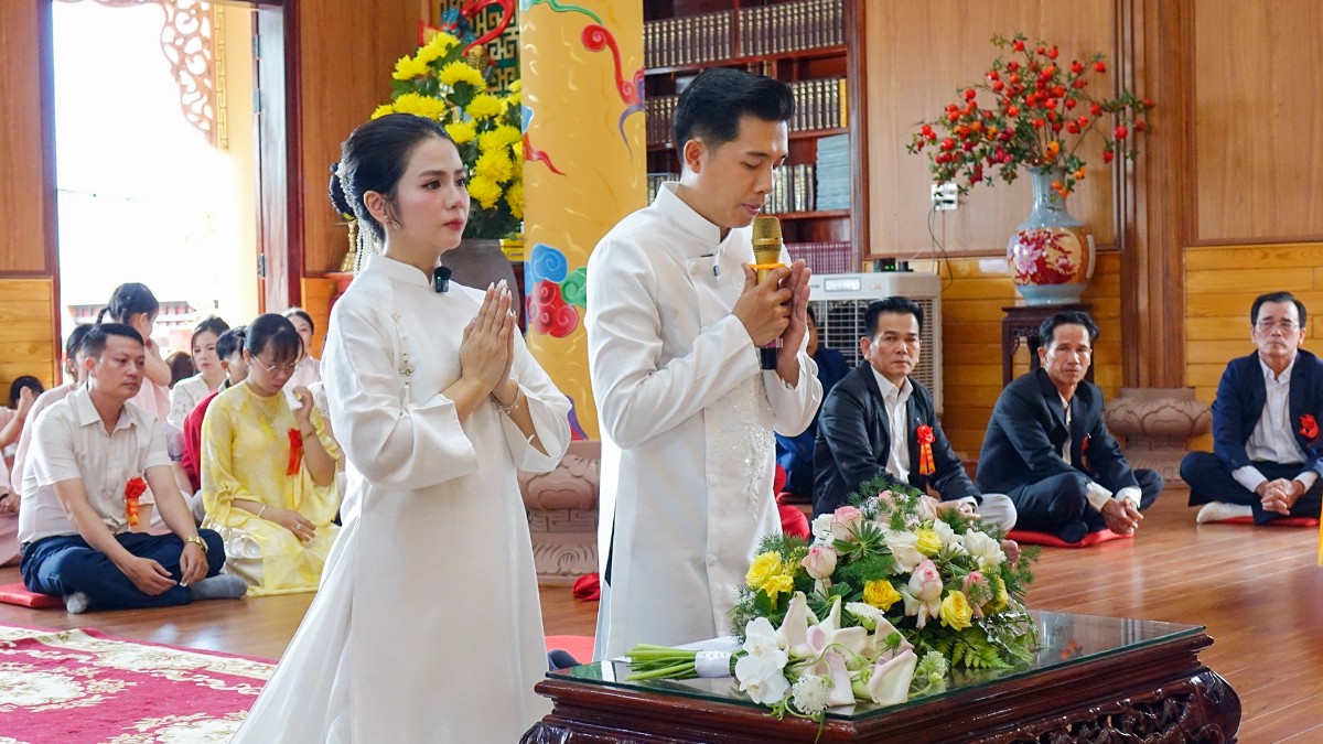 Đôi bạn trẻ phát nguyện trước Tam bảo