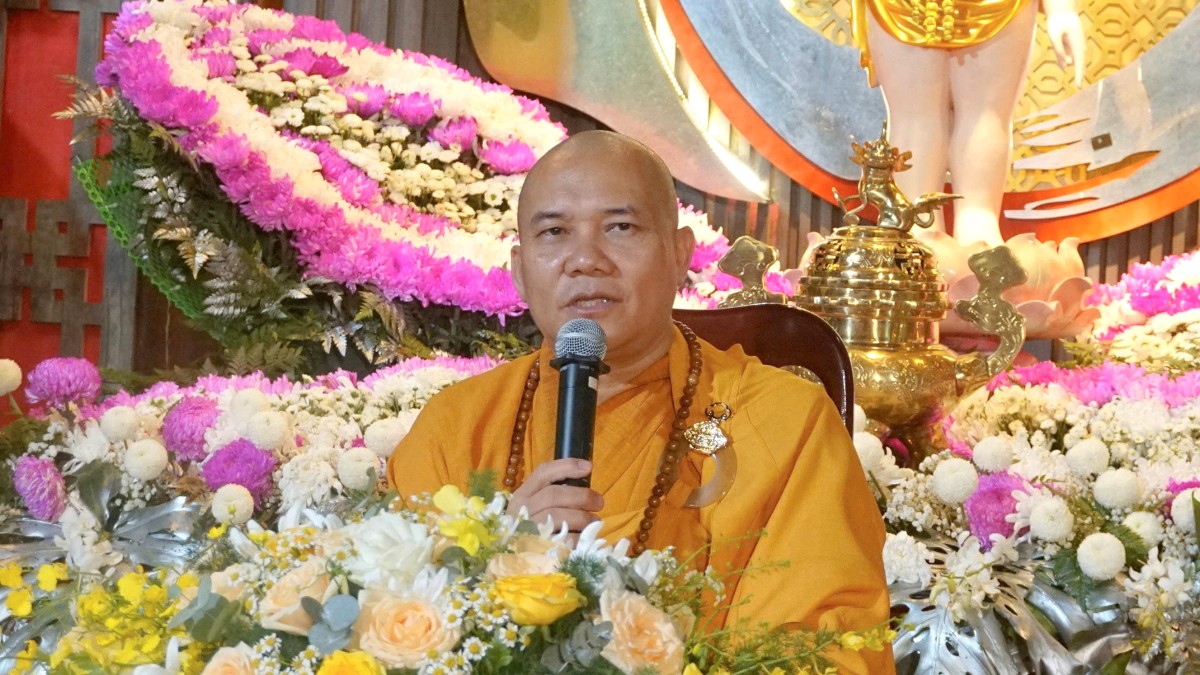 Thượng tọa Thích Vạn Nhơn thuyết giảng tại chùa Huệ Hương