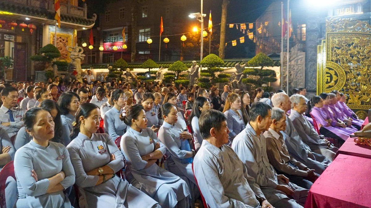 Phật tử lắng nghe thời pháp Ý nghĩa Phật đản sinh tại chùa Huệ Hương