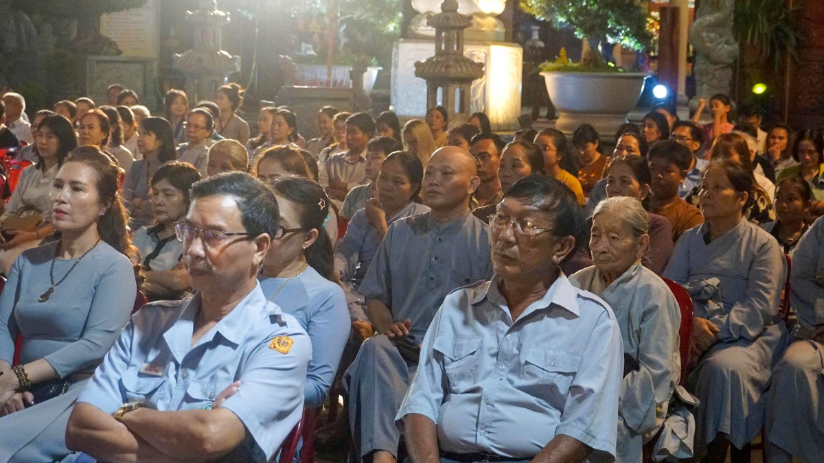 Phật tử lắng nghe thời pháp Ý nghĩa Phật đản sinh tại chùa Huệ Hương