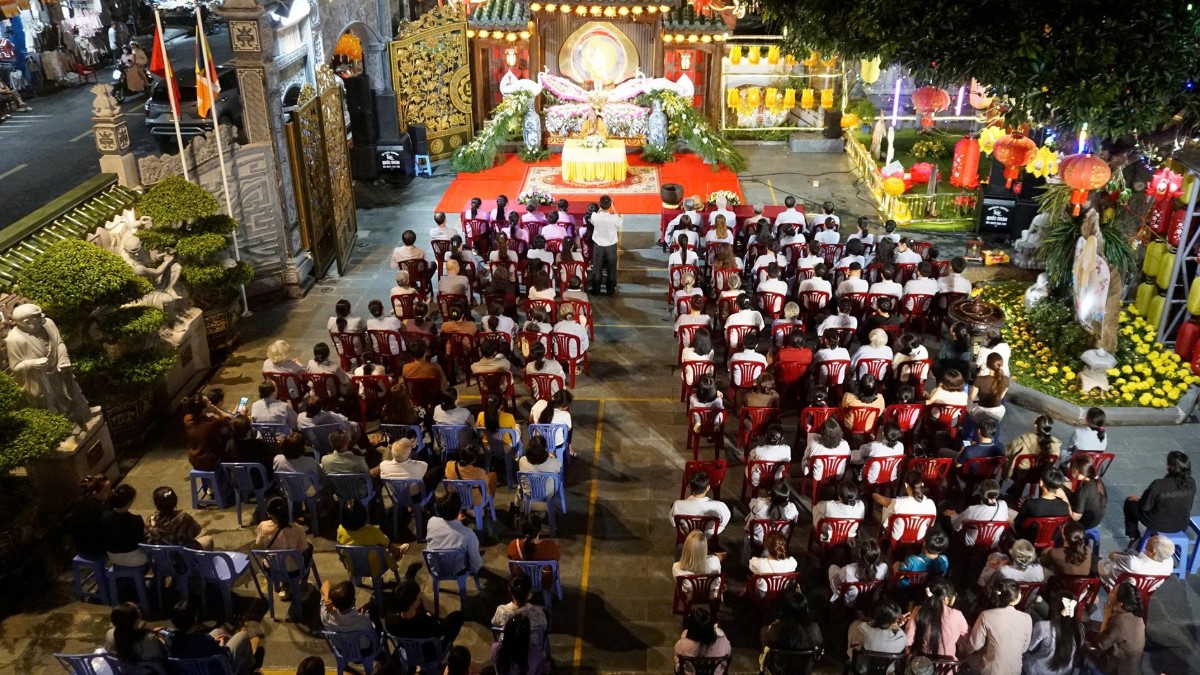 Phật tử lắng nghe thời pháp Ý nghĩa Phật đản sinh tại chùa Huệ Hương