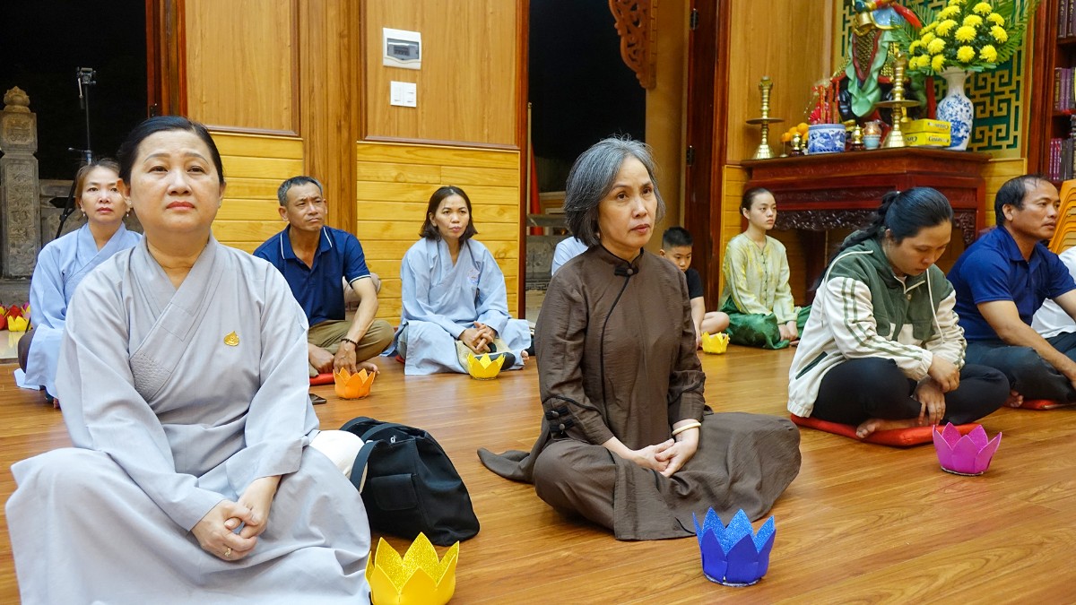 Đông đảo Phật tử tham dự thời thuyết giảng tại chùa Huệ Hương