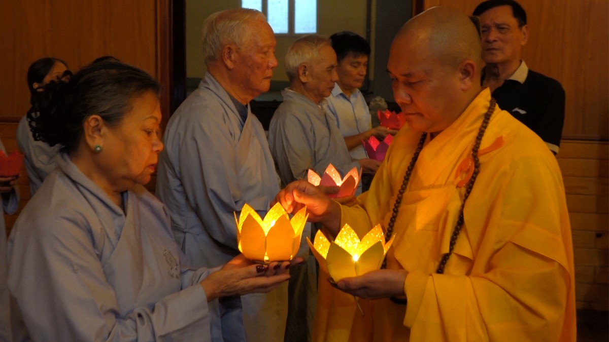 Lễ thắp nến tri ân Bồ tát Quán Thế Âm tại chùa Huệ Hương
