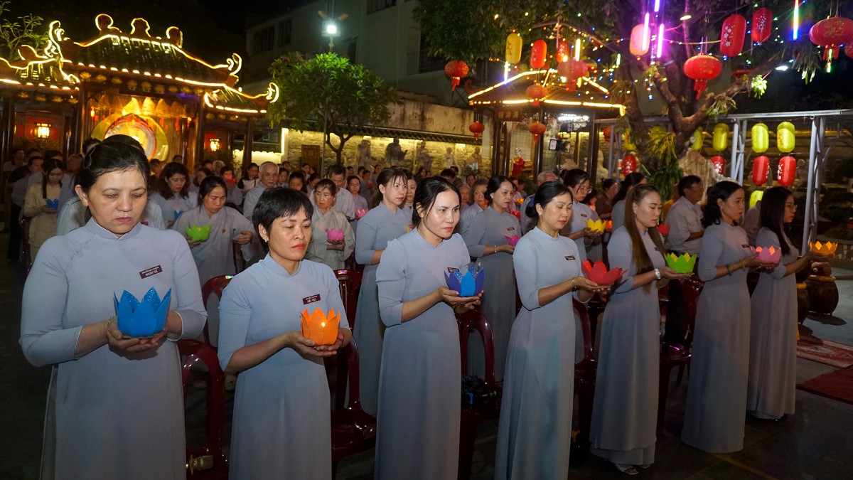 Đại chúng đồng tụng niệm danh hiệu Quán Thế Âm Bồ Tát