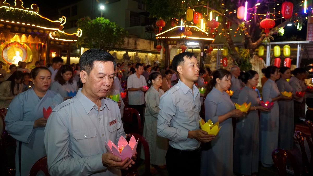 Nghi thức truyền đăng tri ân tại chùa Huệ Hương