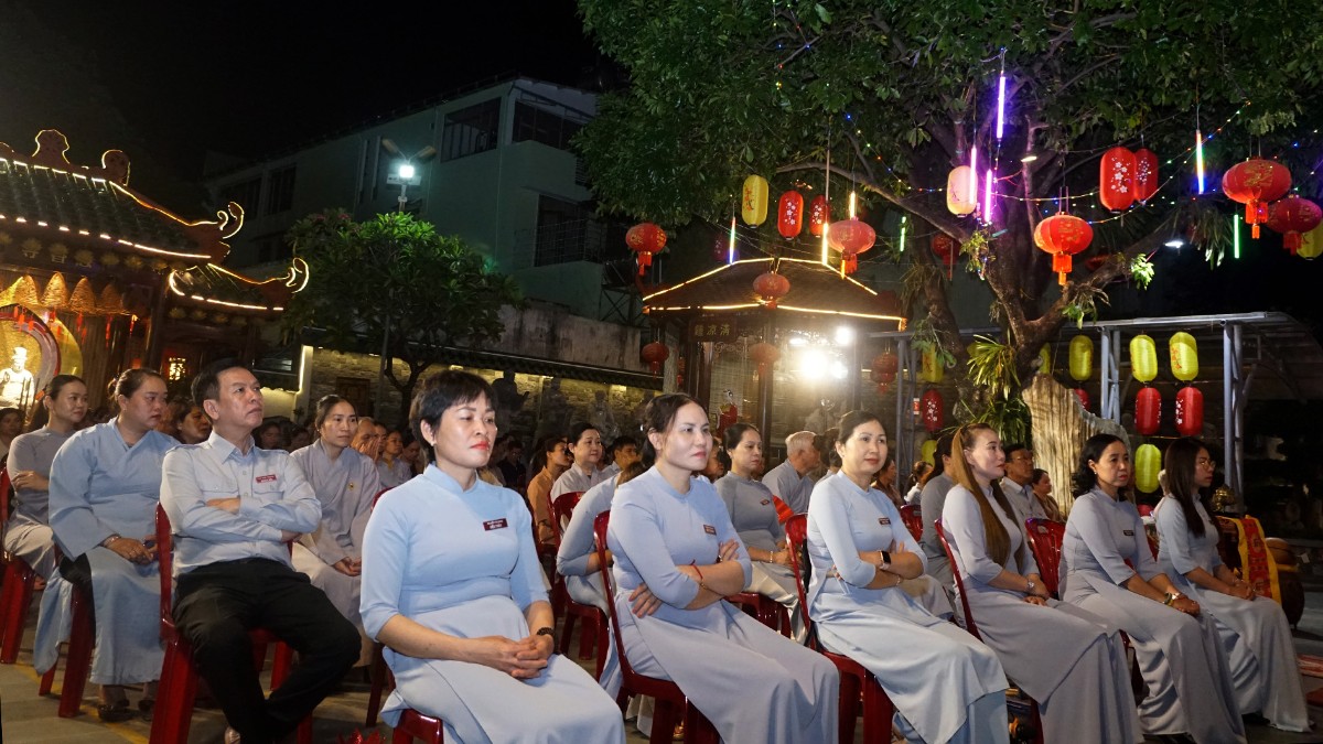 Đông đảo Phật tử tham dự chương trình thuyết giảng tại chùa Huệ Hương